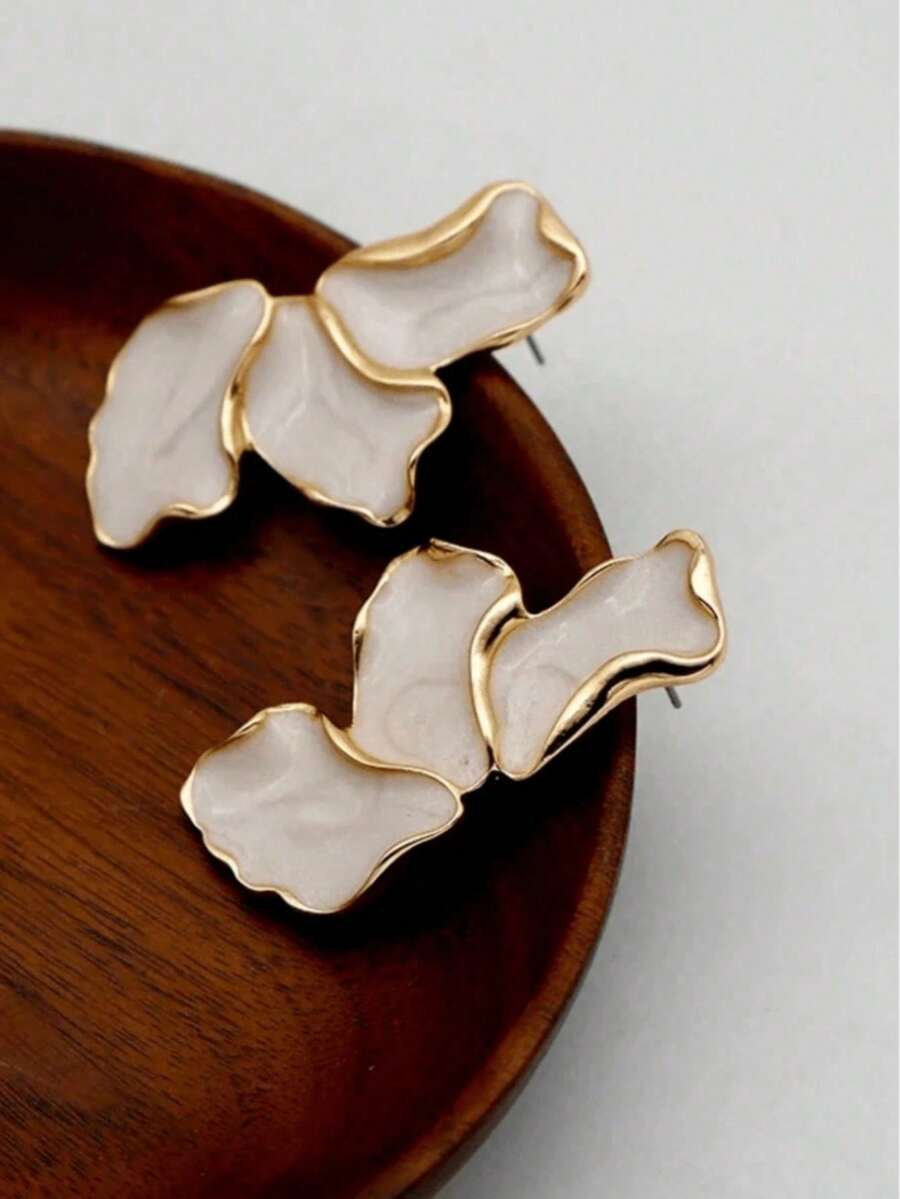 一对优雅可爱的油滴花瓣、花朵和枫叶合金耳钉，适合婚礼、日常佩戴和节日场合。它们是生日礼物、圣诞礼物、母亲节礼物和新年礼物的理想之选。 - 花朵 - 查看 1