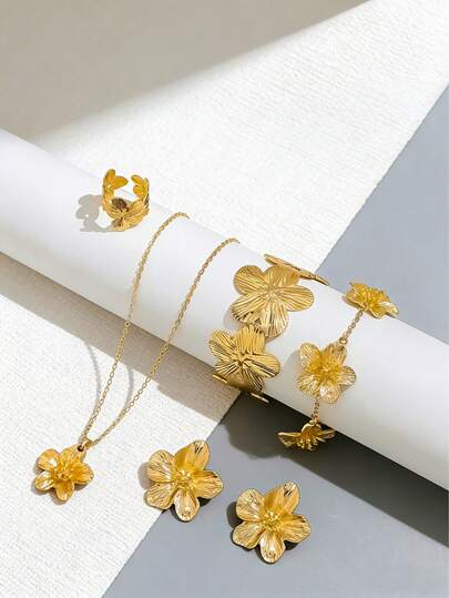 1 Set de joyería con flor de trébol grabada en tono dorado, que incluye 1 par de aretes, 1 collar, 1 pulsera, 1 brazalete, 1 anillo