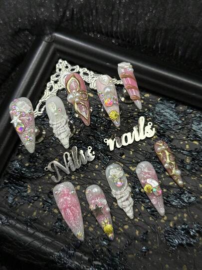 10件套尖头亚克力美甲套装，西瓜粉美甲，白色法式美甲，裸白粉渐变，手绘棕色螺旋贝壳纹理和透明水波纹，金色手绘花线、不对称藤蔓线条和其他几何图案，3D银色星星、白色珍珠、金属海星贝壳和多颗彩虹色钻石