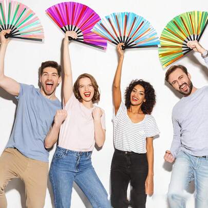 1 szt. 33 cm laserowy srebrny wachlarz ręczny, fuksjowy wachlarz Kung Fu z PVC z bambusa, wachlarz na prezent transgraniczny, ręcznie robiony wachlarz, odpowiedni na imprezy fluorescencyjne, kostiumy tęczowe, wygodny do noszenia, odpowiedni dla wszystkich, można go używać na dyskotekach, Wielkanocy, imprezach tematycznych, Prima Aprilis, występach scenicznych, Święcie Dziękczynienia itp. To także najlepszy prezent urodzinowy dla par i przyjaciół na Boże Narodzenie i Nowy Rok (ogon wachlarza i paznokieć wachlarza są losowe).