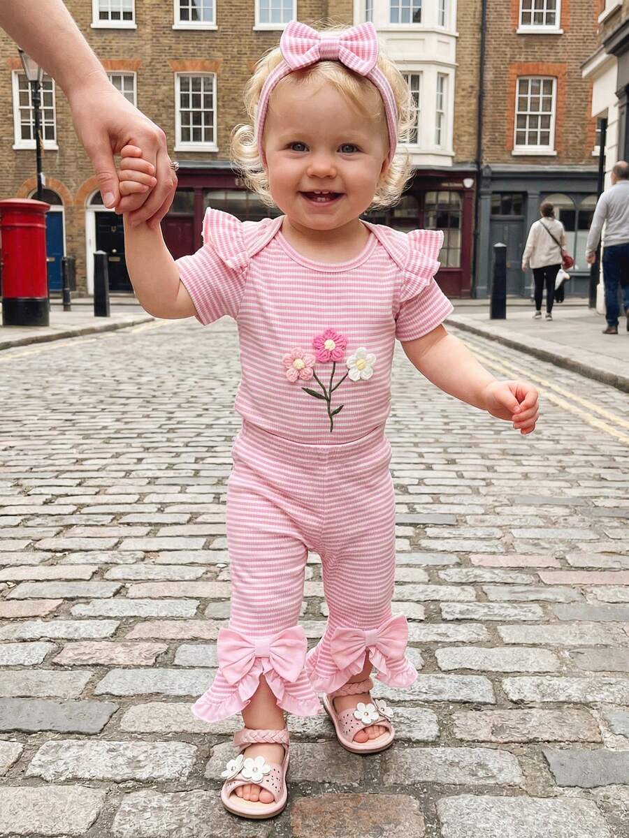 Conjunto de verano para bebé niña: pelele de manga corta con estampado de flores de ganchillo y rayas, pantalones acampanados y diadema con lazo 3 piezas. - Rosa - Ver 1
