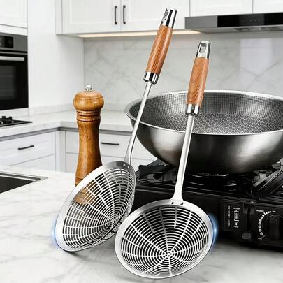 Stainless Steel Household Strainer Ladle, Suitable For Straining Noodles And Pan-Frying Dumplings. Integrated Design With Long Heat-Resistant Handle, Ideal For Hot Pot Cooking.
