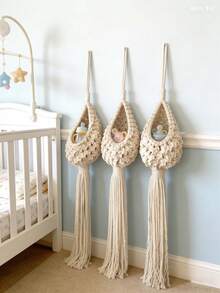 手工编织棉绳悬挂式收纳网 - 开放式设计，容量大，挂环结实耐用 - 轻巧结构，流苏造型 - 多功能婴儿房收纳，可收纳毛绒玩具、软玩具、毯子、围兜和纪念品 - 适用于墙角、挂钩或婴儿房装饰 - 理想的婴儿洗礼礼物，也是波西米亚风婴儿房装饰的必备单品 - 彩色 - 查看 2