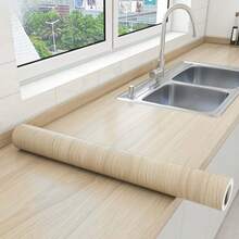 1卷，15.75英寸宽，天然木色，仿木纹自粘墙纸，防水防油，适用于厨房台面、橱柜翻新、炉灶防溅板，防水、防油、耐热，易于粘贴，适用于家居装饰和装修。 - 白楊木牆貼 - 查看 3