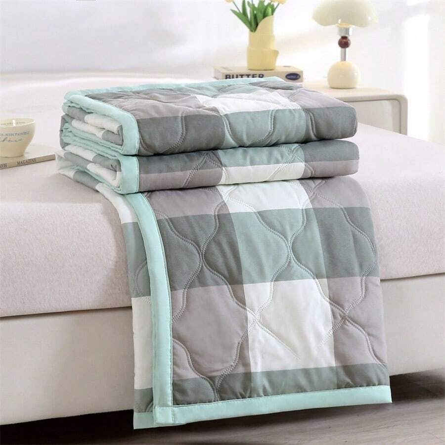 1pc Ultra Soft & Breathable Quilt - Lightweight All-Season Bedding, Modern Floral Patterned, 100% Polyester, Machine Washable, Suitable For Single/Double Bed, Hotel, Camping & Home Decor, Luxury Hotel Bedding | Modern Quilted Design | Embossed, Autumn Decor, Room Decor - Green - View 1