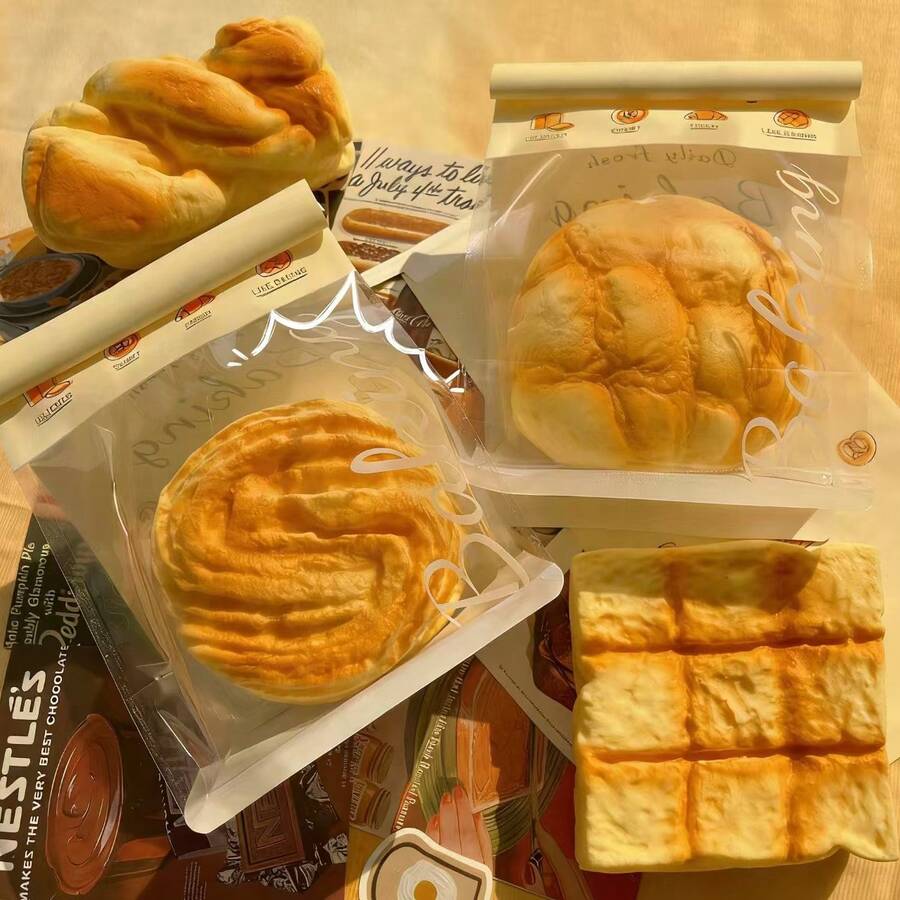 逼真面包造型挤压玩具 | 面包形状 | 柔软触感 | 解压挤压玩具 - 挤压系列，助您缓解压力、释放情绪 - 超柔软慢回弹材质，回弹减压设计，便携式桌面减压摆件 - 节日礼物 - 生日礼物 - 完美礼物