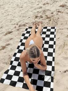 1条黑白马赛克图案沙滩巾，采用超柔软针织面料，卡通主题现代风格，长方形速干游泳旅行巾，男女通用，非常适合海滩、泳池、瑜伽、露营等场合。 - 黑色 - 查看 5