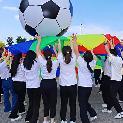 1个彩虹游戏降落伞，色彩鲜艳的体操训练降落伞，感官统合训练器材，轻便耐用的团体游戏玩具，适合户外派对、团队建设活动、野餐和家庭聚会，趣味合作游戏道具，适合户外运动和团体练习，是培养身体协调性和团队合作能力的理想选择。