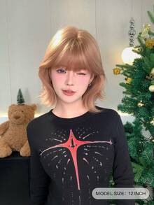 alicegarden 这款12英寸长的合成假发，拥有自然波浪卷发造型，颜色为迷人的卡其色。假发带有刘海设计，采用耐热纤维制成，经久耐用。这款假发非常适合日常佩戴，外观自然逼真，宛如真发。 - 卡其色 - 查看 3