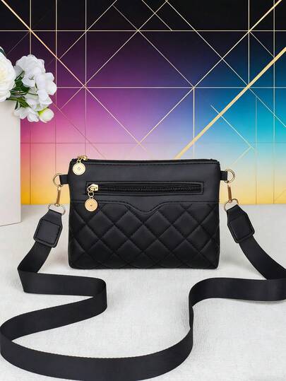 这款简约精致的绗缝斜挎包，采用经典的菱格纹图案和亮眼的金色五金配件。包内设有多个隔层，方便收纳日常必需品。宽肩带提升了背负舒适度。提供白色、黑色和杏色三种颜色可选，轻松搭配各种风格。