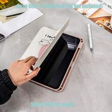 360°旋转保护套，带笔槽。可爱的手绘粉色苹果和腊肠犬图案，搭配趣味文字，设计清新。平板电脑保护套功能：360°旋转、智能休眠/唤醒、全方位保护、亲肤包边、多角度支架、透明亚克力背板、内置笔槽、精准开孔、轻巧便携。兼容iPad型号：Mini 6/7 | 2017-2021/10/11 | Air 1/2/3/4/5/6/7 | Pro 10.5/11/12.9/13英寸所有版本。 - 彩色 - 查看 5