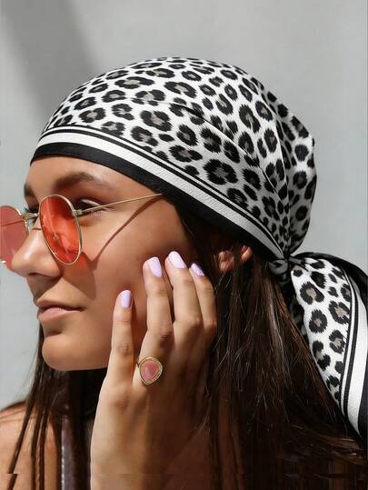 这款女士豹纹四季通用多功能头巾，可作头巾、发带或发箍，尽显波西米亚风情。日常佩戴，轻松提升整体造型。轻盈透气，时尚百搭，是夏季海滩度假、旅行的理想之选。