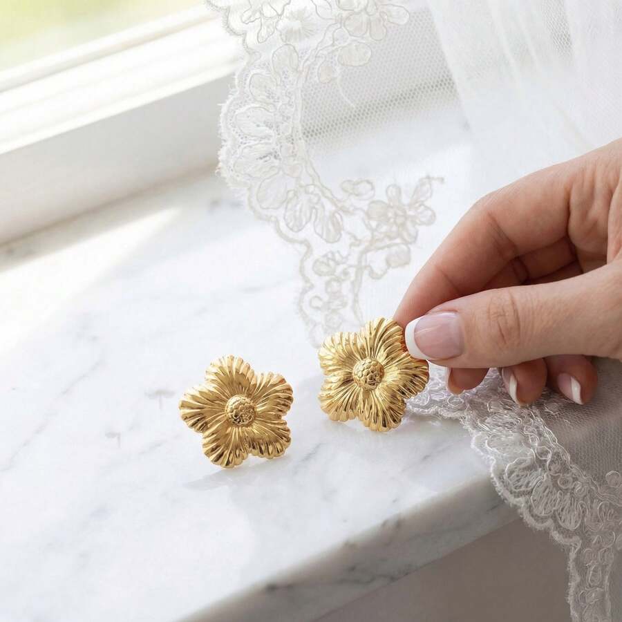 Pendientes de botón con forma de girasol, con un estilo dulce y elegante. Hechos de acero inoxidable. Perfectos para que las mujeres los usen a diario.