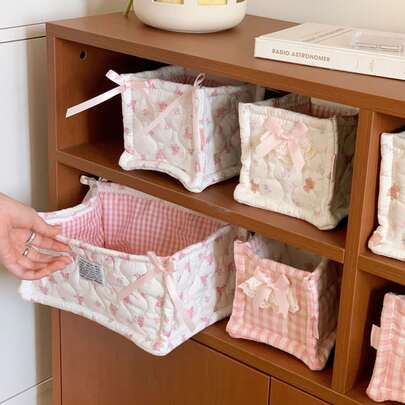 Giỏ đựng đồ hình nơ 3D dễ thương, giỏ đựng đồ lặt vặt trên bàn làm việc, giỏ đựng mỹ phẩm chống thấm nước, đựng và sắp xếp nhiều loại cọ và sản phẩm chăm sóc da, trang trí bàn làm việc, hộp đựng mỹ phẩm, giỏ dã ngoại di động, quà tặng ngày Valentine, đồ dùng phòng tắm, đồ dùng chăm sóc da, thích hợp cho gia đình, du lịch, kỳ nghỉ và trường học, túi tiện dụng, đồ dùng cần thiết cho phòng ngủ, quà tặng cho phù dâu, quà tặng cho mẹ, quà sinh nhật, quà tặng cho bạn bè và giáo viên, nhiều kiểu dáng để lựa chọn.