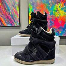 Der Neue IS Classic Suede Retro High-Top-Sneaker Für Damen Aus Dem Jahr 2026 Besticht Durch Sein Dreifaches Design, Die Wildleder-Einsätze Und Den Integrierten, Unsichtbaren Keilabsatz. Er Vereint Retro- Und Moderne Stilelemente, Ist Leicht Wiederzuerkennen Und Lässt Sich Bequem An- Und Ausziehen – Ein Einzigartiges Schuhmodell. - màu đen - Xem 7
