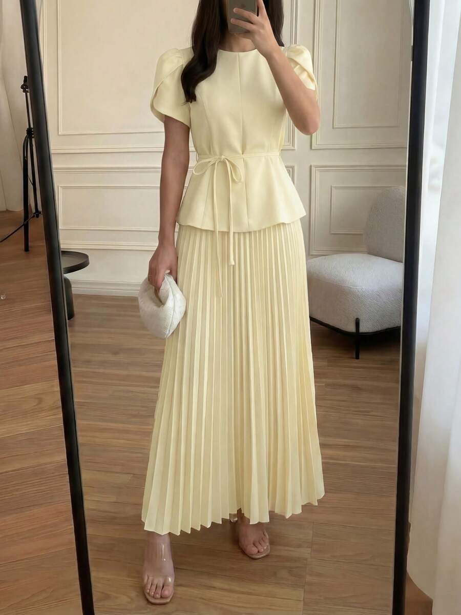 女士优雅浅黄色花瓣袖上衣和百褶裙套装，系带腰身，适合婚礼宾客、日常外出和夏季约会。 - 淡黃色 - 查看 1