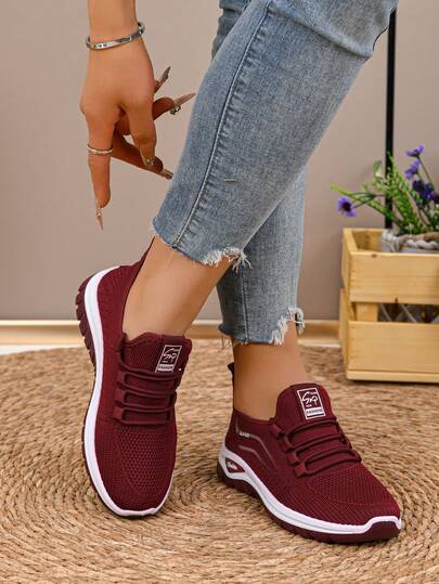 Burgundy Slip-On Casual Sports Shoes For Mothers, Comfortable & Breathable, Fashionable Matching, Convenient For Outings, Suitable For Spring And Summer