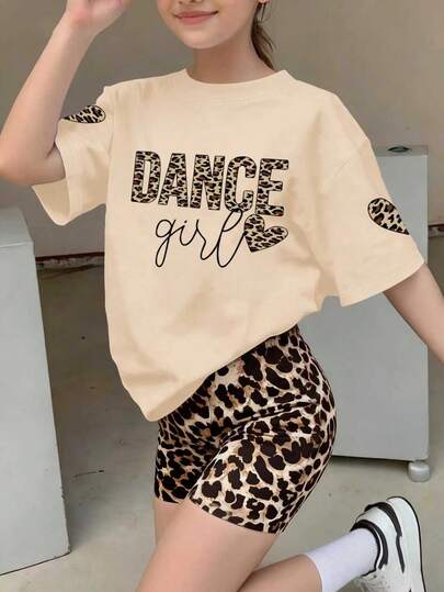 Set de 2 piezas de camiseta y pantalones cortos casuales con estampado de leopardo y gráfico de letras para niñas, adecuado para el verano