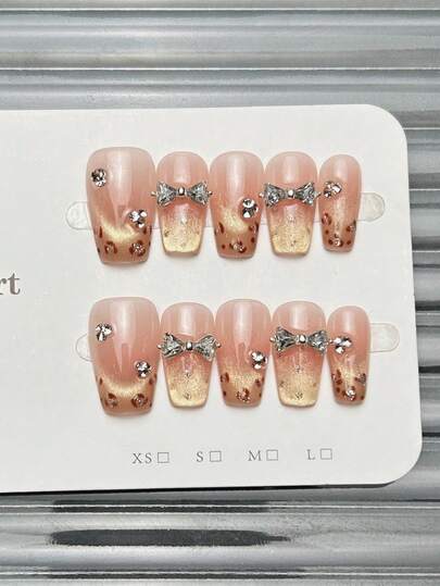 10 ชิ้น เล็บปลอมทำมือ เล็บโลงศพ เล็บอะคริลิคแบบกดสั้น, เล็บสีชมพูอ่อนโยน, เล็บปลายฝรั่งเศสลายเสือดาวตาแมวสีทองแวววาว, อัญมณีติดเล็บ เพชรพลอยเทียมขนาดเล็ก โบว์ 3 มิติฝัง, เล็บฤดูใบไม้ผลิที่ดูทันสมัย สง่างาม เรียบง่าย, เล็บปลอมสำหรับฤดูร้อน, เล็บสำหรับเทศกาล, เหมาะสำหรับงานปาร์ตี้ ใช้ในชีวิตประจำวันและการออกเดท เหมาะสำหรับการพักผ่อนริมชายหาดเขตร้อน, DIY เล็บปลอม เหมาะสำหรับผู้หญิงและเด็กผู้หญิงเป็นของขวัญ อุปกรณ์ทำเล็บ