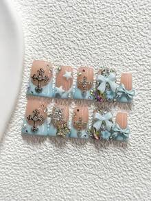 10件套Y2K风格甜美朋克手工美甲套装，包含凝胶美甲套装、3D哥特十字架、星星、丝带蝴蝶结、花朵、彩色水钻美甲装饰、蓝色指甲油、法式撞色美甲，以及美甲工具（1个果冻贴纸+1个指甲锉）。提供杏仁形、鸭嘴形和棺材形三种款式，适合派对、日常佩戴、聚会、摄影、春夏通勤等场合。 - 彩色 - 查看 2