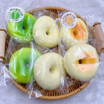 1个可爱百吉饼甜甜圈慢回弹捏捏乐玩具，超柔软慢回弹减压玩具，可爱逼真的烘焙食品造型，缓解压力，抗焦虑，适合青少年女孩，完美的生日礼物和派对小礼物。