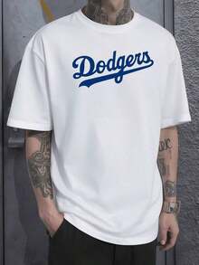 La imagen muestra la palabra Dodgers en azul simbolizando la fuerza del trabajo en equipo y el espíritu deportivo que inspira confianza y energía positiva para los retos diarios camiseta de hombre talla grande 100% algodón corte cómodo para uso urbano y casual - Blanco - Ver 1