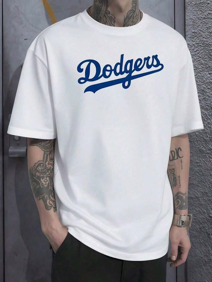 La imagen muestra la palabra Dodgers en azul simbolizando la fuerza del trabajo en equipo y el espíritu deportivo que inspira confianza y energía positiva para los retos diarios camiseta de hombre talla grande 100% algodón corte cómodo para uso urbano y casual - Blanco - Ver 1