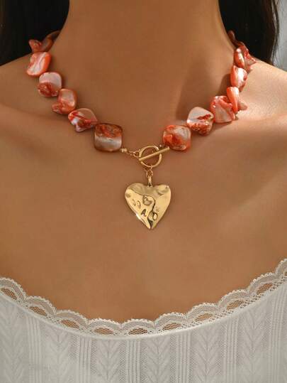 1条波西米亚风彩色手工串珠项链，时尚金色金属心形吊坠颈链，适合女性日常佩戴、旅行、约会、拍照等场合。串珠图案、形状和尺寸随机。