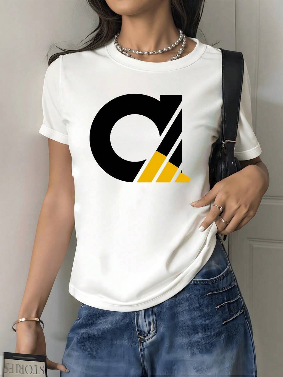 Símbolo geométrico con forma circular fusionado con líneas diagonales amarillas que evocan energía moderna y equilibrio visual creando un contraste dinámico para destacar la actitud urbana camiseta de mujer casual 220g moderna blanca - Blanco - Ver 1