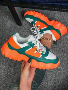 Màu trắng, xanh lá cây, đế màu cam