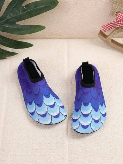 Giày đi biển/bơi lội họa tiết vảy cá màu xanh gradient cho trẻ em, đế mềm chống trượt, nhanh khô, phù hợp cho bé trai và bé gái, thích hợp cho bãi biển, vui chơi ngoài trời và mặc trong nhà.