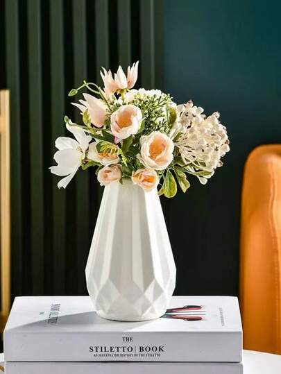 Bình hoa hình kim cương hình học, phong cách chủ đạo trang trí nhà cửa thanh lịch, bình hoa trang trí màu trắng tối giản, sản phẩm độc đáo cho thiết kế nội thất hiện đại và ý tưởng quà tặng.