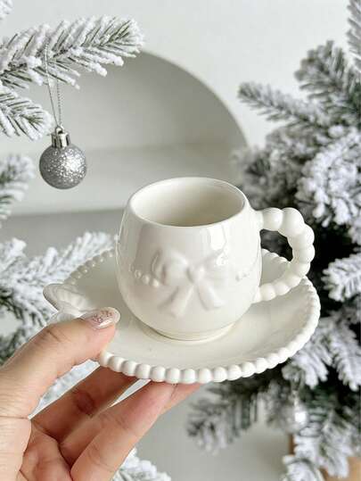 Bộ tách và đĩa cà phê bằng gốm sứ với thiết kế họa tiết nơ nổi, lý tưởng cho cà phê Mỹ, latte, cappuccino và sữa uống buổi sáng. Hoàn hảo cho nhà hàng, nhà bếp, văn phòng và quán cà phê, và là món quà tuyệt vời cho Ngày của Mẹ, Ngày của Cha, Ngày Valentine và các dịp lễ hội khác.