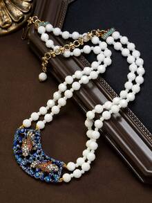 Mặt dây chuyền hình cá đính đá quý cổ điển, sự kết hợp sang trọng giữa vẻ đẹp cung điện xưa và các yếu tố tự nhiên sống động. Mang đến nét tinh tế độc đáo cho những bộ trang phục đơn giản hàng ngày, các buổi tiệc trà cổ điển, và tỏa sáng như một điểm nhấn quyến rũ cho các buổi dạ tiệc, tiệc theo chủ đề và tiệc cưới. - Nhiều màu - Xem 2