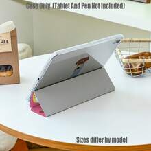 这款充满活力的粉色涂鸦风格画作，描绘了一个可爱的宠物家庭，搭配狗碗、运动鞋和爪印元素。手绘的毛茸茸笔触与醒目的洋红色对比背景相得益彰，生动活泼，充满治愈气息，洋溢着童趣。三折透明亚克力支架支持多角度观看和书写，并内置笔槽。 - 彩色 - 查看 6