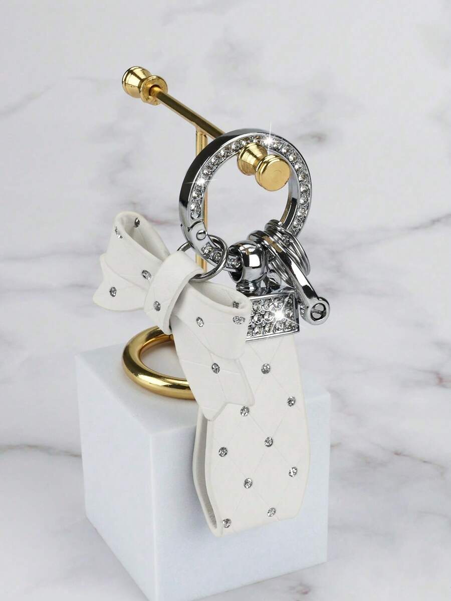 1个新款奢华水晶蝴蝶结钥匙扣，精致高端汽车钥匙链吊坠，时尚女士汽车配饰