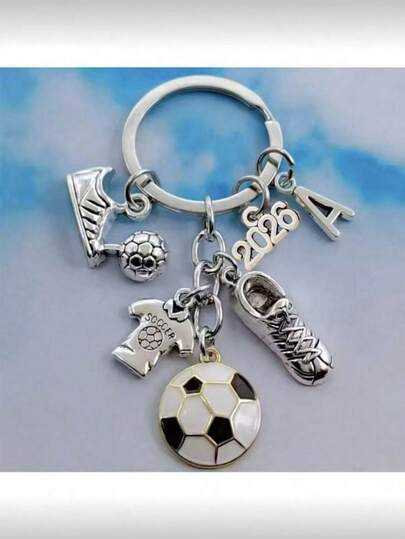 Nuevo llavero de metal con letra de la A a la Z, llavero de fútbol de moda, regalo de zapatos de fútbol, llavero de coche de fútbol, joyería para fiestas