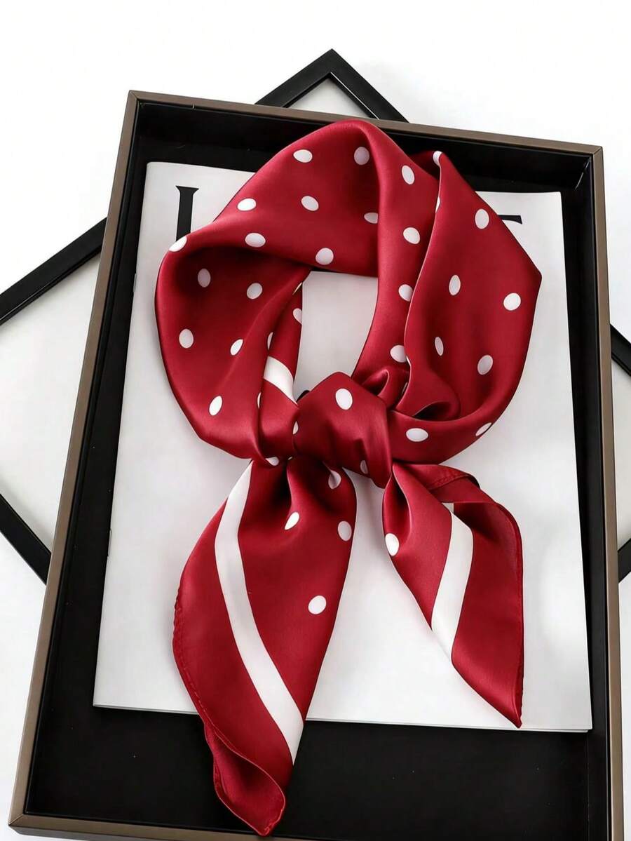 这款奢华、优雅、时尚的波点印花真丝围巾尺寸为 70*70 厘米，专为女性设计，适合日常佩戴，也是馈赠亲朋好友的绝佳礼物之选。 - 紅色 - 查看 1