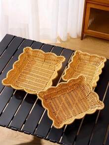 Khay đựng đồ đan thủ công bằng nhựa PE giả mây, bền, chống thấm nước, dễ vệ sinh. Thiết kế hình chữ nhật với các cạnh lượn sóng và đường cong mềm mại, mang đến cảm giác tươi mát, thư thái của vùng quê. - Nhiều màu - Xem 3