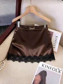 Chân váy midi satin màu nâu với chi tiết dây xích kim loại – Viền ren đen, eo cao, ôm eo và dáng xòe, hoàn hảo cho buổi hẹn hò, tiệc cocktail và phong cách công sở thanh lịch – Sang trọng, nữ tính và đa năng cho mùa xuân - Cà phê nâu - Xem 12