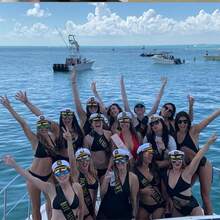 海军帽套装，包括白色帽子、复古平顶军帽、海军上尉帽、蓝白条纹上尉帽，适合角色扮演、派对、万圣节、情人节等场合，也可日常佩戴，搭配海滩度假、海滩场景。 - 彩色 - 查看 9