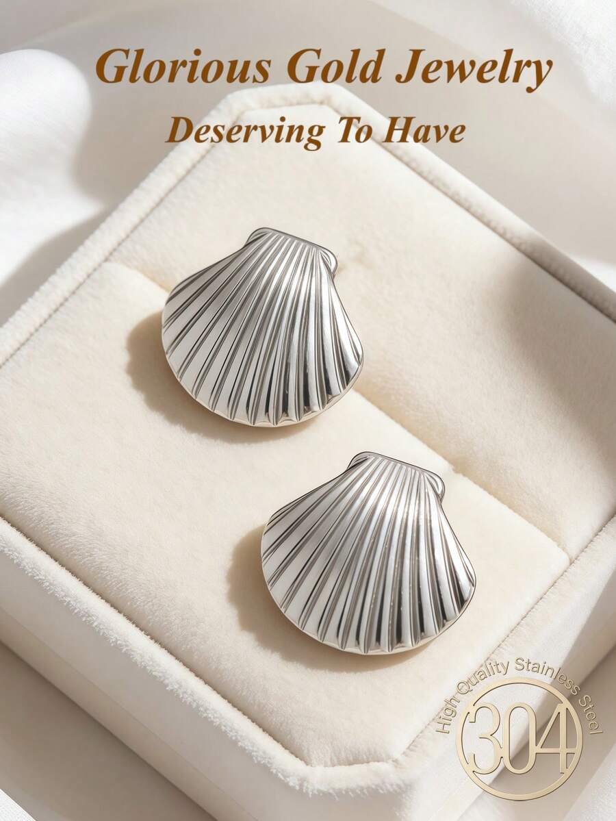 一对银色贝壳形耳环。夏季时尚女士耳环/扇贝吊坠耳环。海滩度假饰品。优雅不规则线条纹理耳环。轻盈低致敏性。适合日常休闲佩戴、派对、生日和婚礼等场合。 - 銀色 - 查看 1