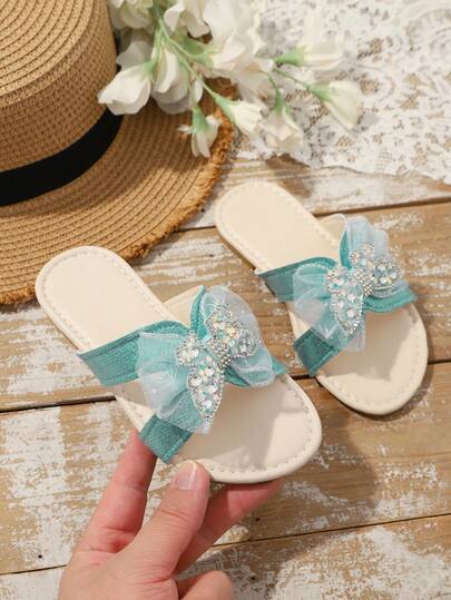 زوج من صنادل بنات مسطحة ذات شرائح باللون الأزرق، مزينة بكريستالات ملونة لامعة وزخرفة فراشة من الشبك الشفاف، تصميم مفتوح بأصبع قدم مستدير، ناعم ومانع للانزلاق، تصميم سهل الارتداء، صنادل أميرة بوهيمية جميلة للاستخدام اليومي والعطلات والحفلات، ربيع/صيف 2026