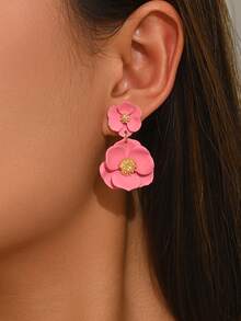 1 paire de boucles d'oreilles florales géométriques en alliage de style élégant de villégiature, pétales jaune pâle mat/fuchsia avec étamines métalliques, polyvalentes pour le port quotidien des femmes, les fêtes, les trajets, les banquets, les sorties, les séances photo, les achats, les rendez-vous - Rose bonbon - Voir 4