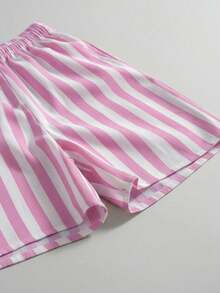 Bộ 2 món cho bé gái mùa hè, kiểu dáng ngọt ngào và mát mẻ: Áo thun in hình nơ 67 và quần short kẻ sọc hồng trắng, bộ đồ 2 món thời trang cho bé gái. - màu đen - Xem 5