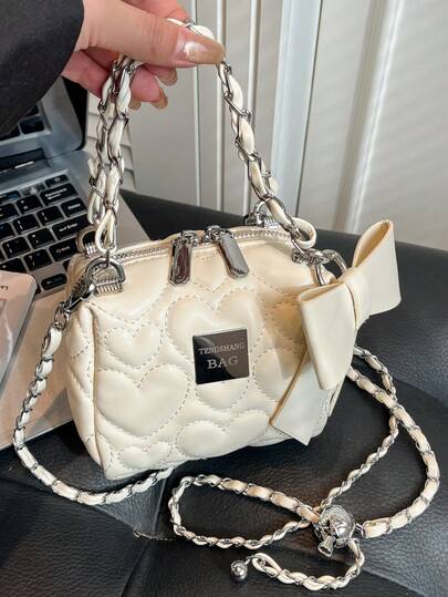 1 chiếc túi vuông nhỏ màu hồng hình trái tim chần bông, túi đeo chéo có dây xích trang trí nơ dành cho nữ, kiểu dáng đa năng.