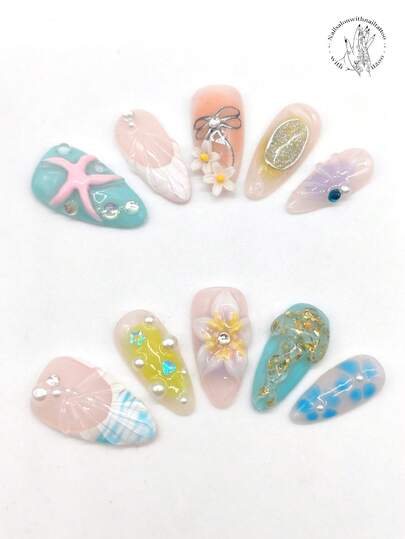 10片纯手工压制可佩戴美甲贴片，25毫米长杏仁形，粉白相间，蓝色，立体凸起透明水母图案金色闪粉装饰，凸起花朵，海星造型，蓝色渐变花瓣图案，白色小珍珠装饰。可爱美甲贴片，春日美甲贴片。