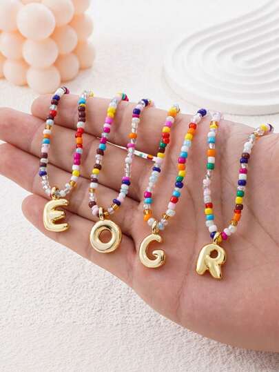 1 pieza Collar con colgante de 26 letras estilo bohemio con cuentas de colores aleatorios, versátil para uso diario, vacaciones, cumpleaños, festivales de música, Día de la Madre, Acción de Gracias