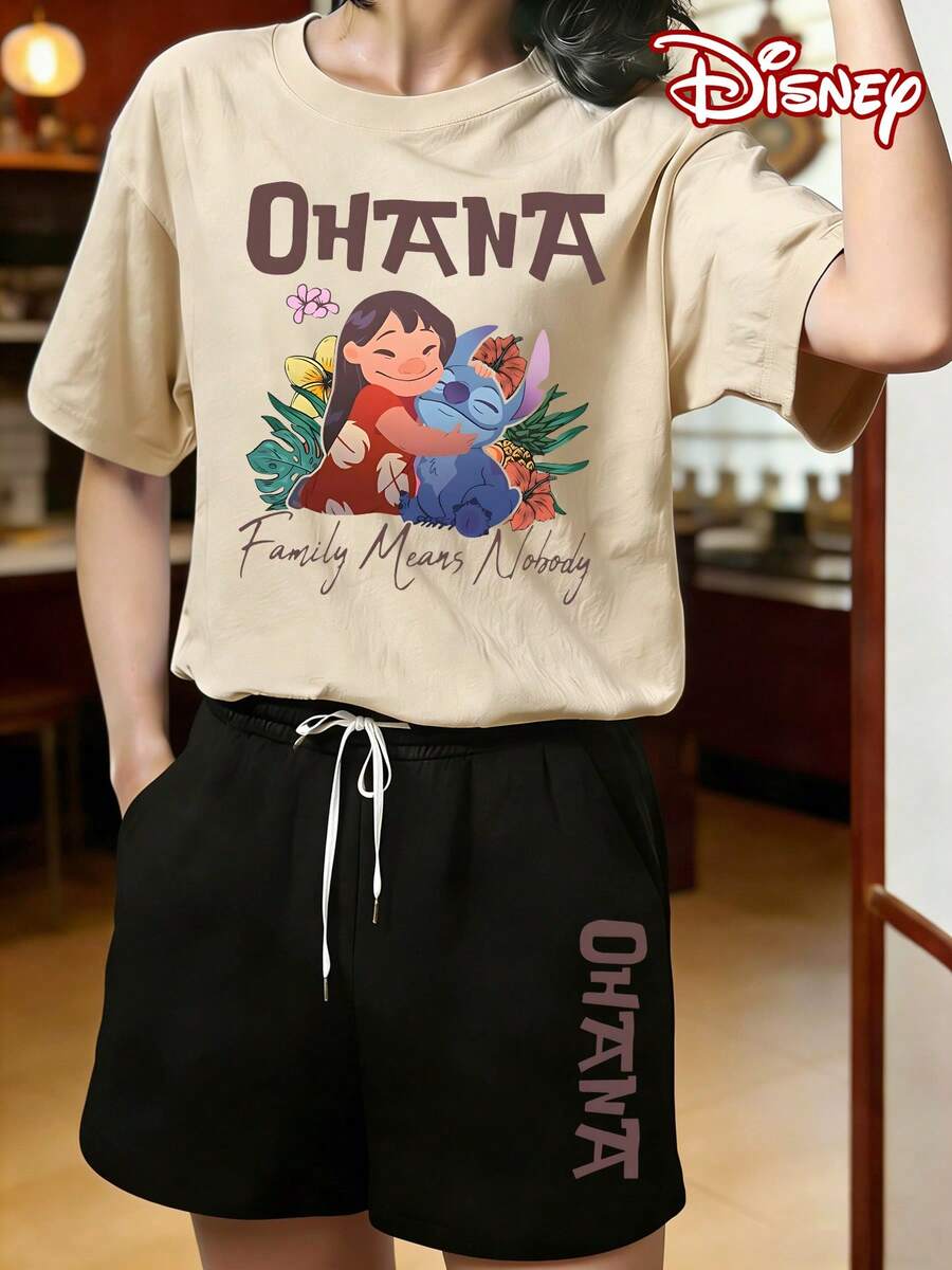 Autorización oficial de Disney | Conjunto casual de 2 piezas para mujer: camiseta de manga corta y shorts. Inspirado en la escena del abrazo de Lilo & Stitch, combina la frase "OHANA Family Means Nobody" (La familia no significa nada) con motivos florales tropicales. Su tejido suave y transpirable es perfecto para vacaciones, salidas y uso diario informal. - Albaricoque - Ver 1