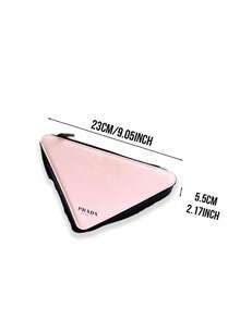 Prada 化妆包，粉色三角形，缎面质感，拉链封口，宽敞多口袋设计，轻便易携，方便旅行，易清洁面料，多功能收纳，尽显奢华美感，适合化妆师、旅行者、学生、专业人士，是送给女性的完美礼物，也适用于日常通勤、商务旅行、度假、健身、居家收纳、约会、派对等场合。 - 淺粉色 - 查看 11